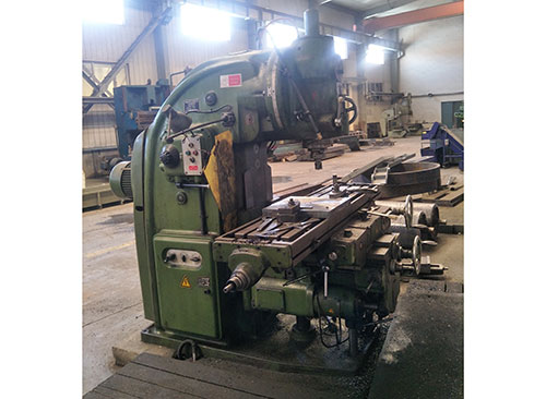 Universal milling machine